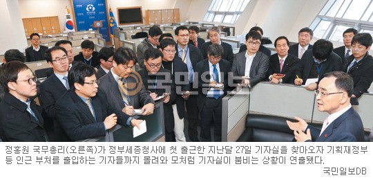 [세종청사 기자들의 애환] 공무원만 불편? 기자들도 발에 땀난다  