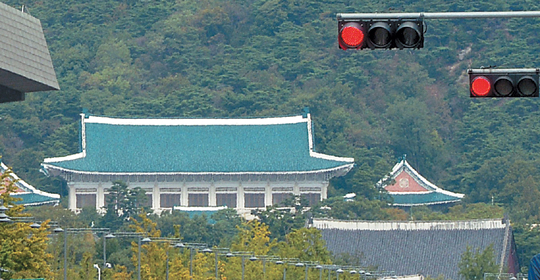 [문재인 “대선 불공정” 파문] 청와대 “무반응도 반응… 국정원 조직적 개입 野 시각이 문제”  