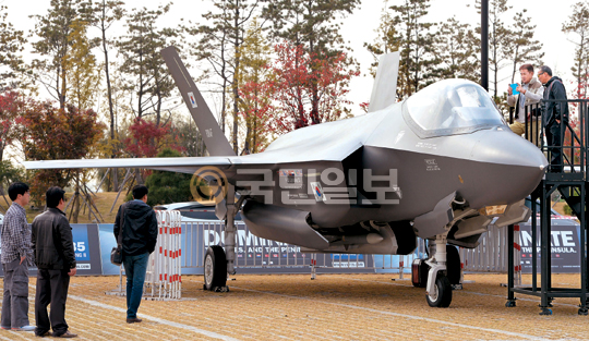 ‘ADEX 2013’에 전시된 F-35 모형  