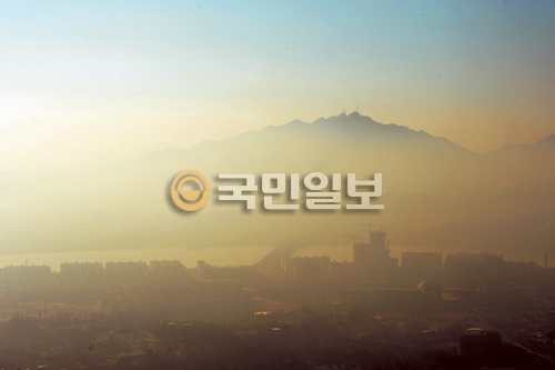 미세먼지 자욱한 서울  