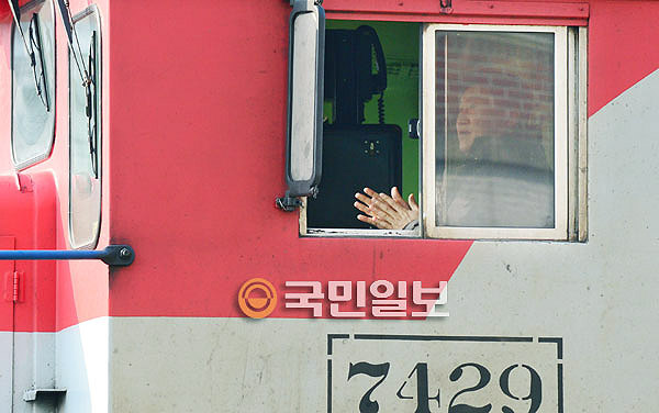 출발 기다리는 기관사  