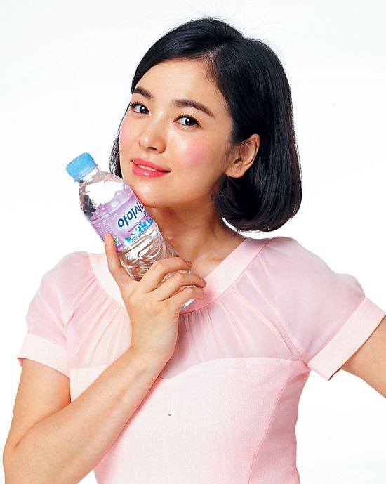 목넘김 부드러운 약알칼리水… 롯데칠성음료 아이시스8.0  