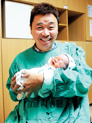 꿈꾸던 아이 품안에… 강원래·김송 부부 아들 얻어  