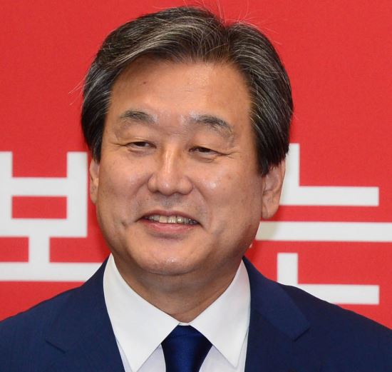 蹫 