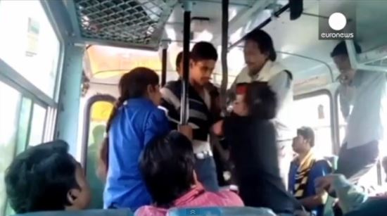 버스 안 성추행범에 응수하는 인도 자매 영상 화제  