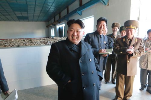 김정은 ‘외국담배 흡연 금지령’…“애국심 없다” 질책  