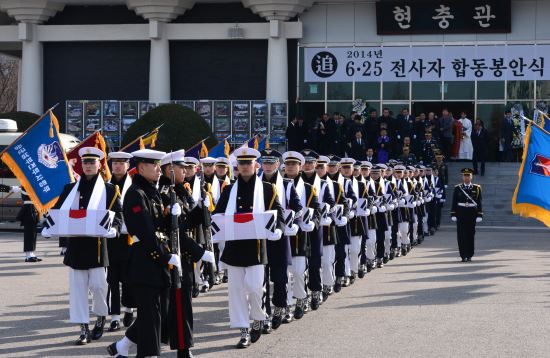 “평안히  잠드소서” 6 25 전사자 유해 합동봉안식 거행  