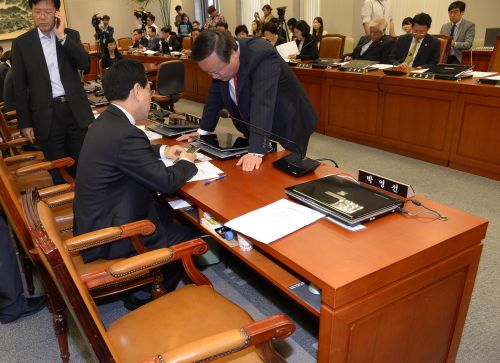 국회 운영위원회, 여당 불참 속 20분만에 산회  