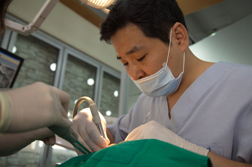 임플란트시술, 과잉진료 없는 투명한 치과선택이 중요  