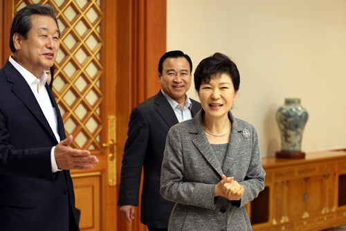 박근혜 대통령, ‘비선 실세’ 논란에 “찌라시 같은 이야기에 나라 전체 흔들려, 부끄럽다”  