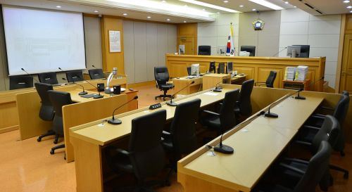 유죄 받았다고 검사에 주먹질, 교도관에 돌팔매질… 70대 노인이?  