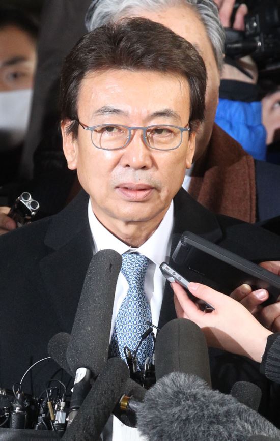 정윤회 15시간 조사받고 귀가…“수사결과 보면 알 것”  