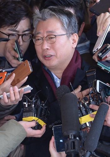 청와대,‘7인회’ 멤버 추정 오모 행정관 사표 수리  
