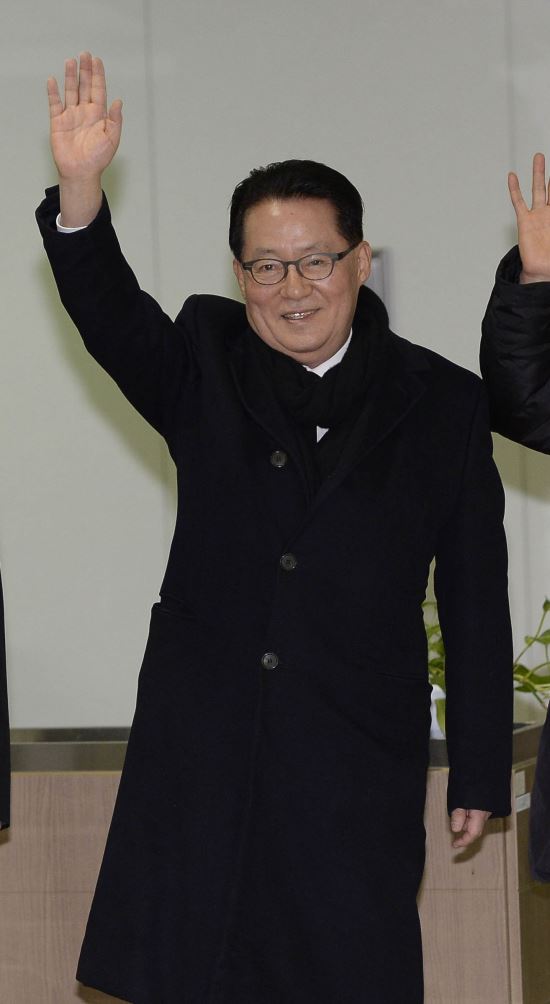 박지원 '조화' 전달 위해 방북...어떤 메시지 들고오나  