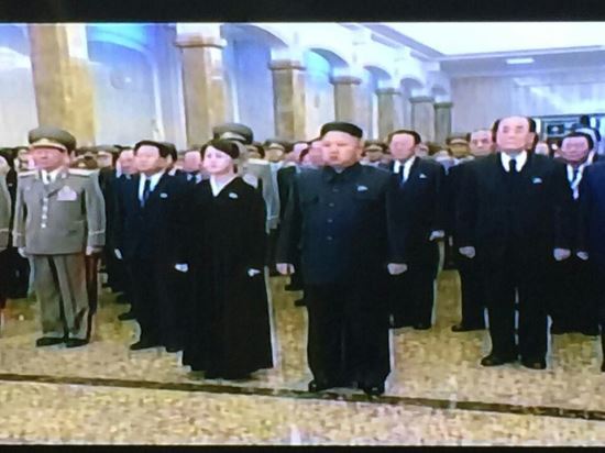 검정색 상복 입고 참배한 이설주  