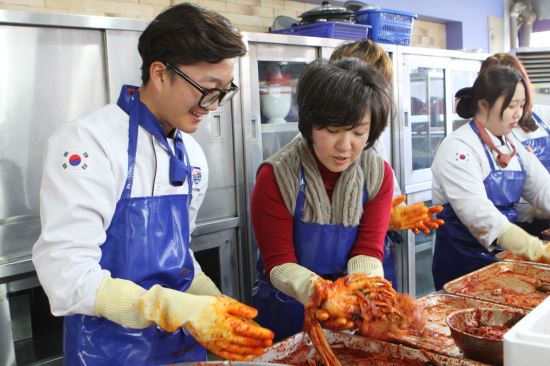 대경대, 김장 1000포기 버무려 이웃들에게 전달한다  