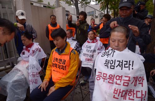 공무원연금 이어 내년에 사학·군인연금 개혁  