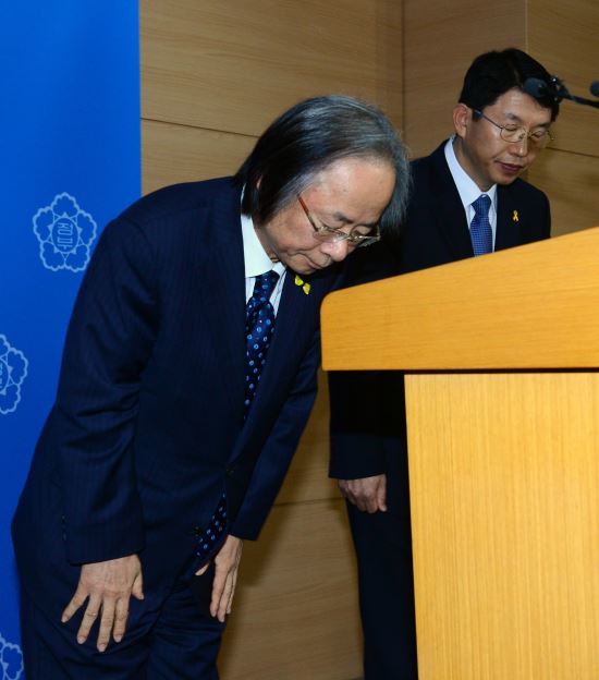 이주영 해수부장관 결국 물러난다… 박대통령, 여러차례 사의 받아들여  