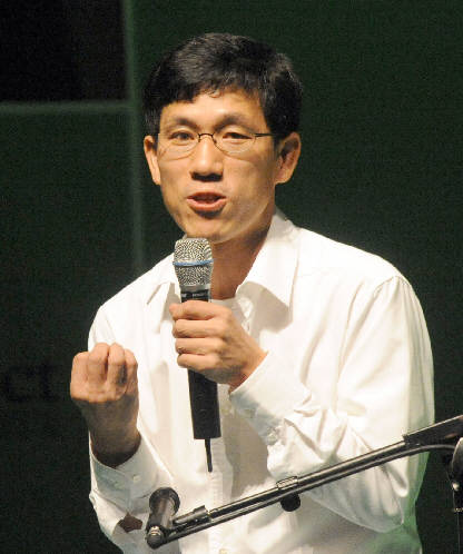 ‘연극 연출가 비방’ 혐의 진중권 벌금에 위자료까지 배상  