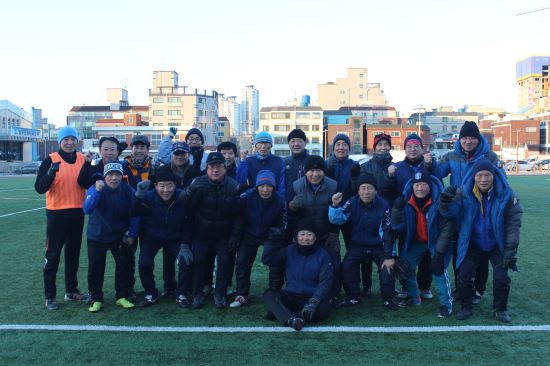 [슬로뉴스] 운동장에만 서면 나이를 잊는 실버축구단… ‘체육형 어른신’이 뜬다  