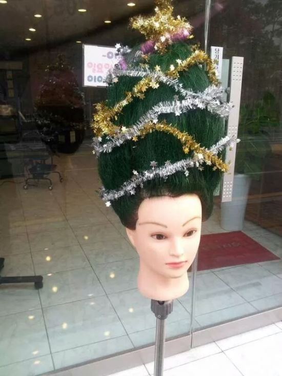 “밤에 보면 무서울 듯” 미용실 크리스마스 트리 화제  