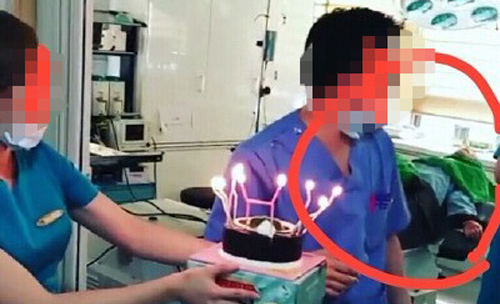[단독] ‘수술실서  생일파티?’ 국내 유명 J 성형외과  간호조무사 무개념 사진 유출 기사의 사진
