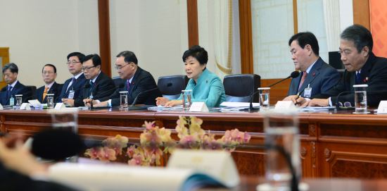 [정부 핵심국정과제 점검회의] ‘대부분 가시적 성과’ 자화자찬 평가… 국민 정서와 큰 온도차  