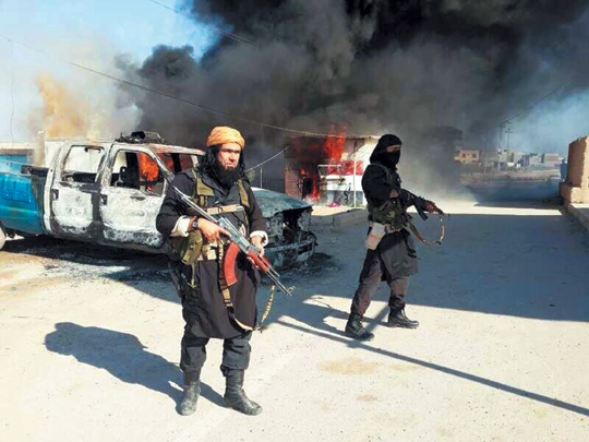[해외 10대 뉴스] (1) 이슬람 무장단체 ‘IS’, 영토까지 확보 무차별 테러 기사의 사진