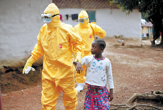 [해외 10대 뉴스] (5) 아프리카發 에볼라 창궐… 전세계 7500여명 사망 기사의 사진