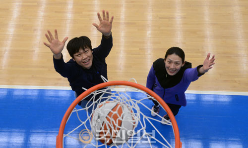 [여자 프로농구] ‘3년전 최약체’ 우리은행 선두로 이끈 ‘쌍두마차’ 전주원·박성배 코치  