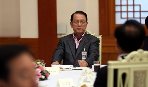 김기춘,'비선실세' 유감표명...거취 표명은 없어  