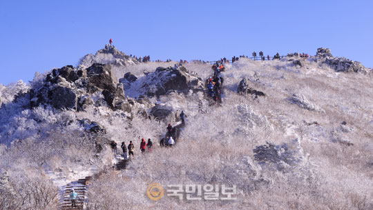 등산객 때문에 스트레스 가장 많이 받는 山은？ 덕유산 설천봉~향적봉 구간  