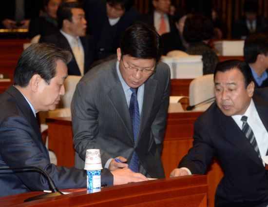 새누리당,정부 정책 잇단 제동....권력 중심이동?  