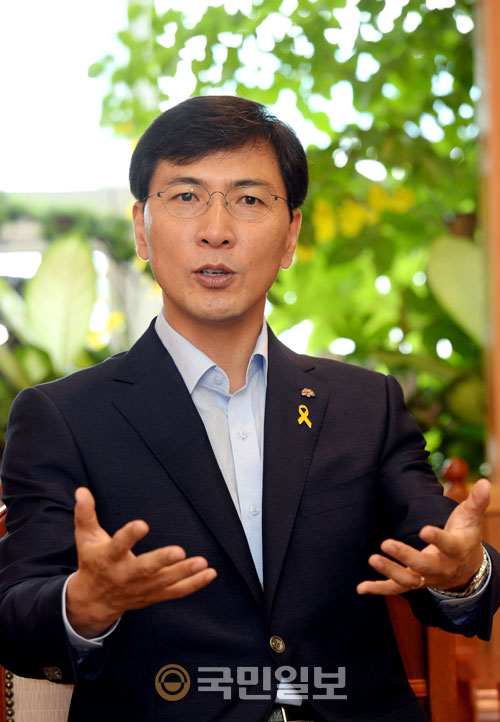 안희정 “당명 변경 논란 지도부에 맡겨라”  