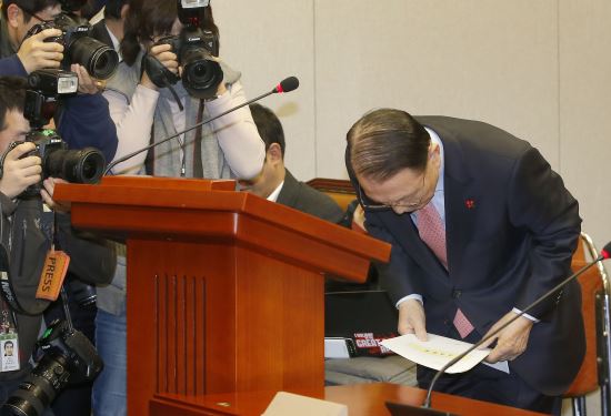 김기춘 “인간적으로  매우 아프다...사경 헤매는 아들 1년 넘었다”  