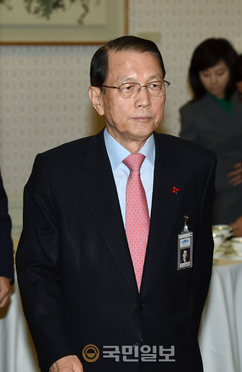 김기춘 “자식이 사경 헤맨 지 1년 넘어…결코 자리에 연연하지 않는다”  