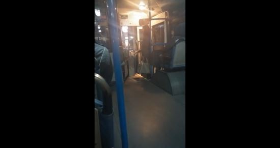 [영상] “버스 요금통에 만원짜리 넣고 난동”…SNS 등에서 ‘버스만원녀’ 영상 뒤늦게 확산  