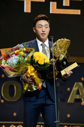 [프로야구] 롯데 손아섭 연봉 5억 사인… 송승준은 2000만원 삭감  
