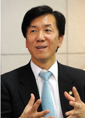 새 변협회장에 하창우 변호사 당선  