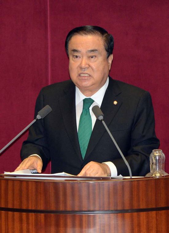 문희상 “대통령 ‘감놔라 배놔라’할 자격 없다...개헌 골든타임”  