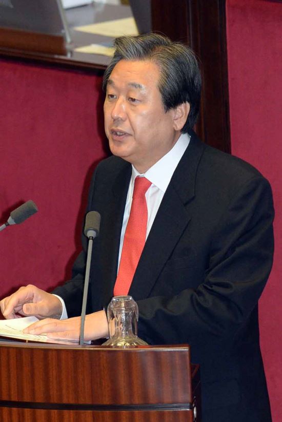 사진찍힌 김무성의 수첩… 미묘한 파장 왜?  