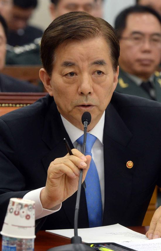 한민구 국방부 장관 “북한 따라잡기식 전력증강 안한다”  