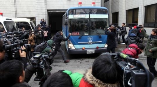 [‘땅콩 회항’ 첫 공판] 수의 입고 고개숙인 조현아, 혐의 대부분 부인  
