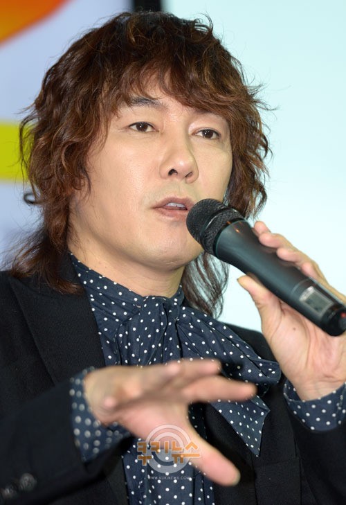 가수 김장훈, 기내 화장실서 담배 피우다 걸려  