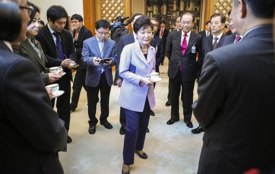 박근혜-최경환 ‘국민 감정 괴리’ 티타임-박 “회견 잘하셨어요” 최 “설명 잘 드렸습니다”  
