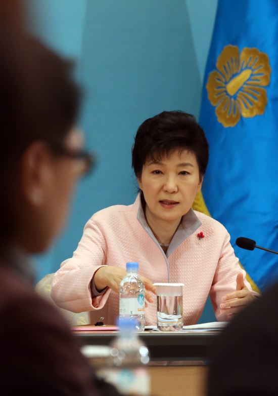 박 대통령 “법보다 더 높은 법은 사내눈치법”  