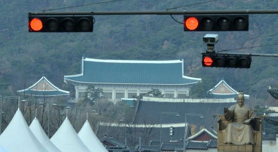 “행정관 공화국”논란-박 대통령,청와대 행정관 대폭 교체 검토  