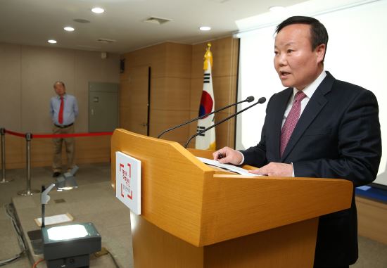 “국무총리 후보자 대변인이 현직 의원?”...김재원 수행 문제삼아  