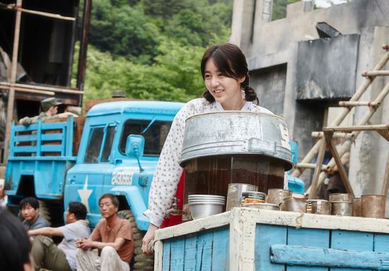 윤은혜의 파격 변신 화제 100㎏이 넘는 뚱녀 역할 완벽하게 소화 관객들도 놀라  