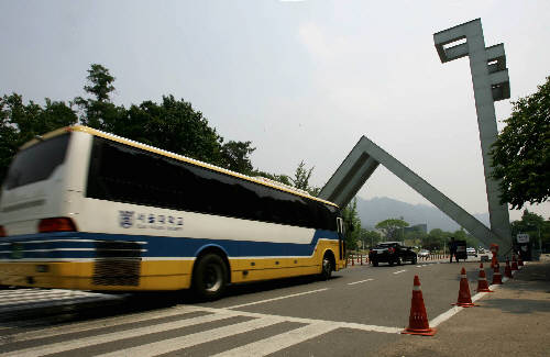 서울대 성추행 교수 피해자들 “학교측 징계 미적”  